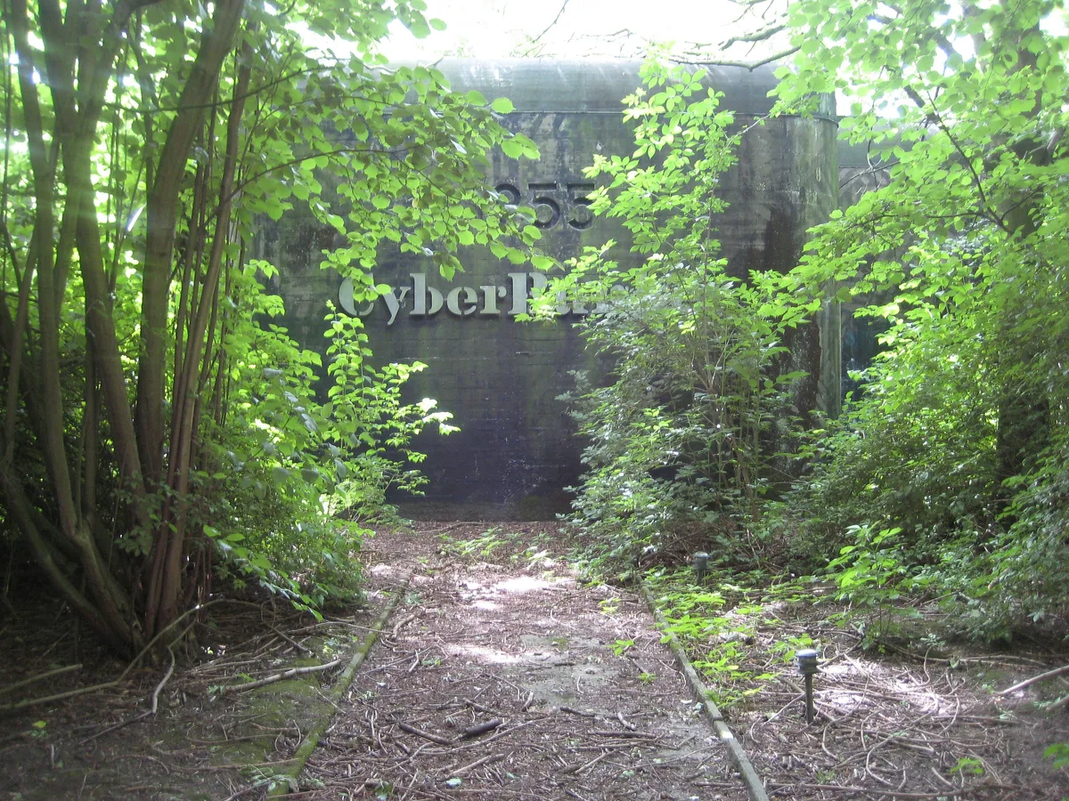 L'ingresso del bunker originale CyberBunker, Zeeland (Paesi Bassi)