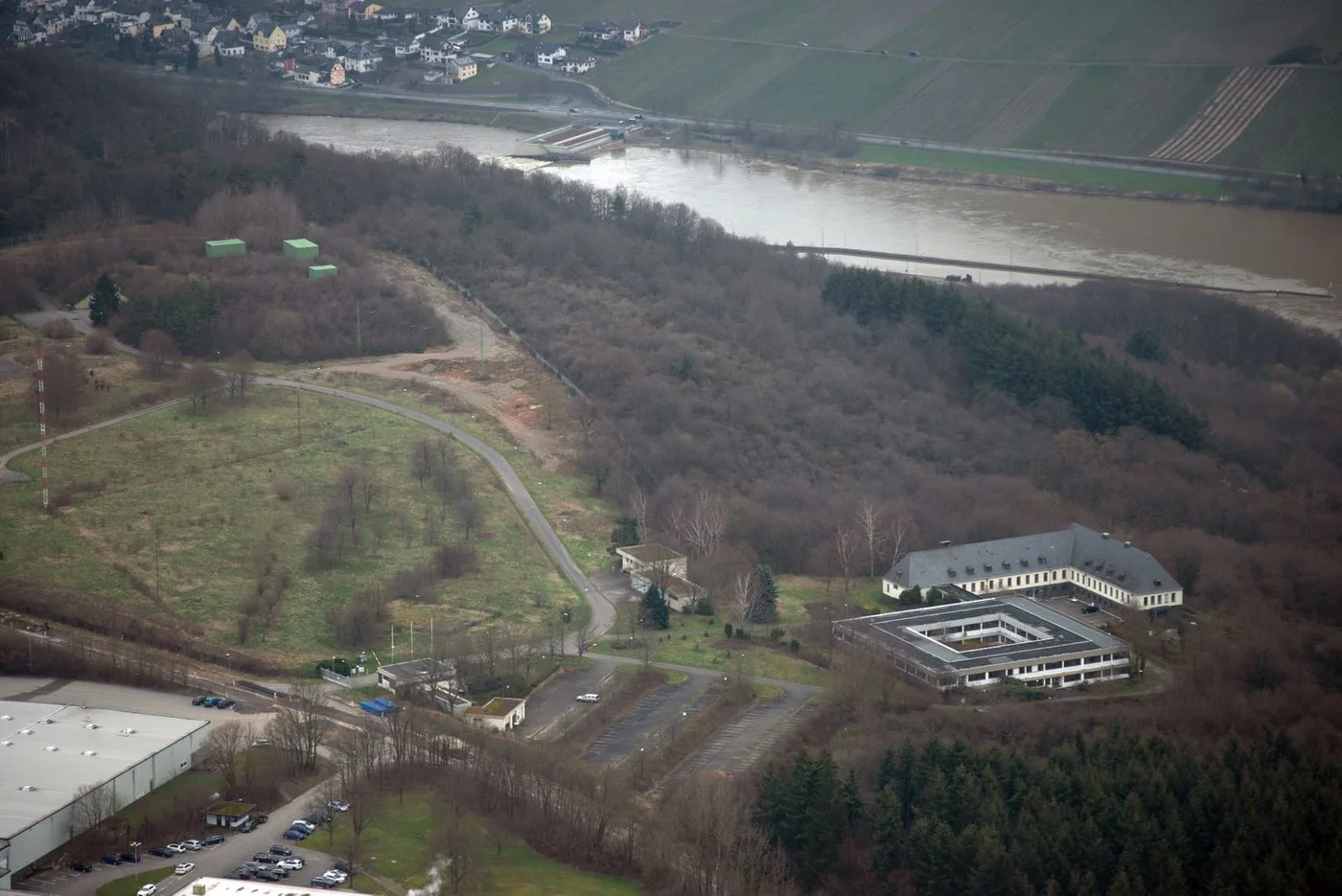 Vista aerea del complesso militare di Traben-Trarbach, Germania, convertito in CyberBunker 2.0